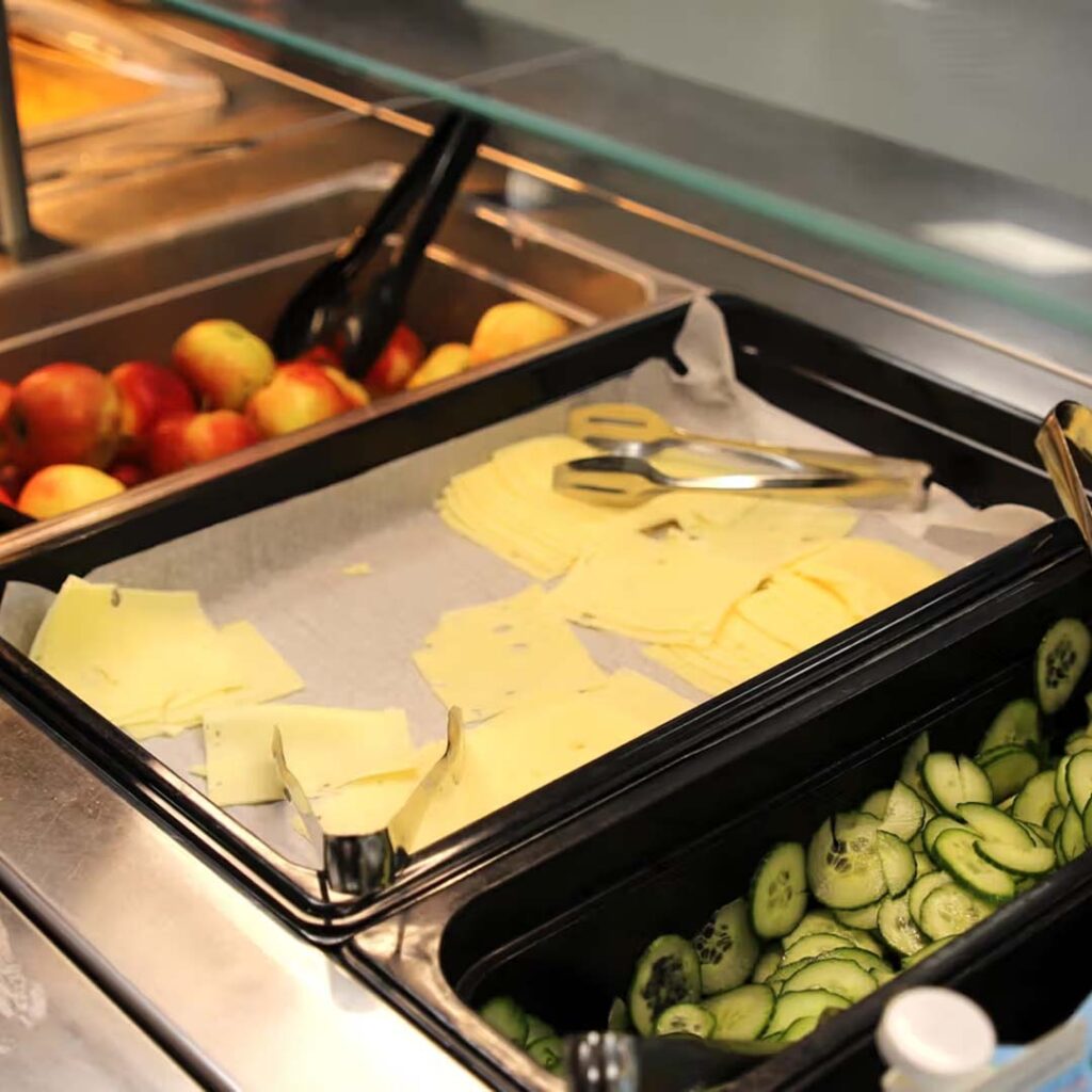 Skollunch på bricka med huvudrätt, sallad och bröd – prisguide för skolmat