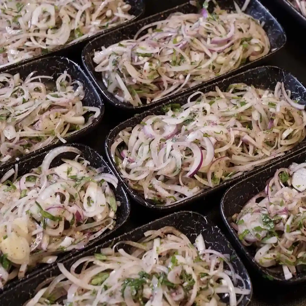 Förskolebarn och pedagog äter lunch tillsammans på en förskola i Uppsala