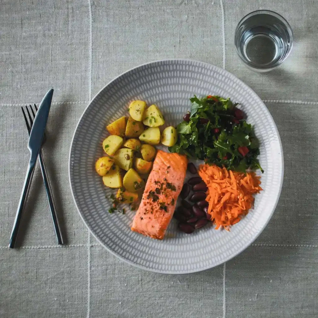 Näringsriktig skollunch med fisk, potatis och grönsaker enligt Livsmedelsverkets riktlinjer