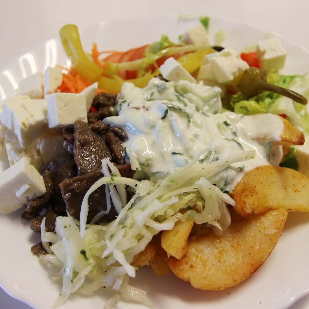 Skollunch med dagens rätt och salladsbuffé serverad till elever i Uppsala