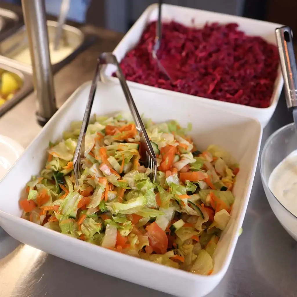 Veckomeny för skollunch med köttbullar, fisk, kycklinggryta och vegetariska alternativ
